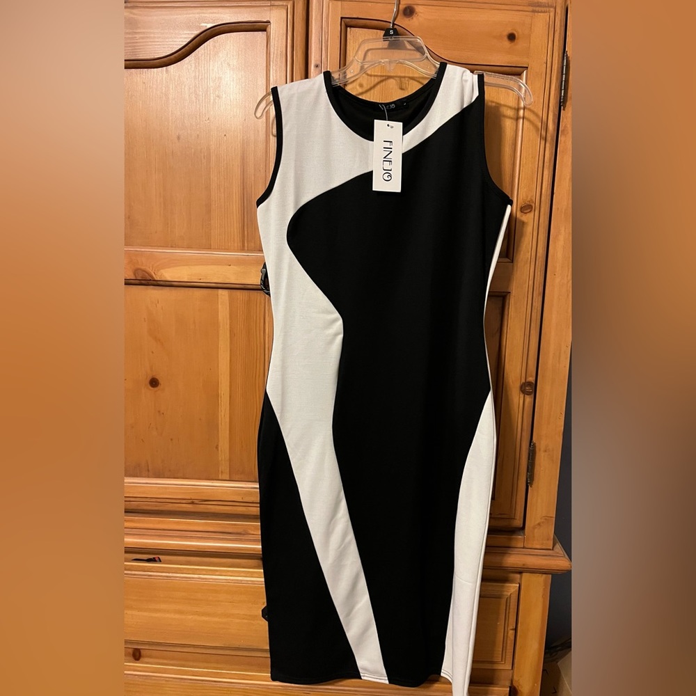Fitted slimming black and white dress NEW